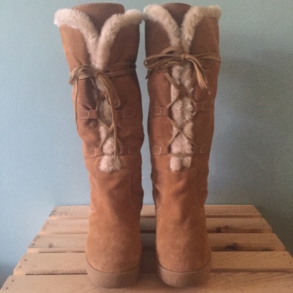 Michael Kors "Beaverton" Sherpa and Suede boots. - Picture 4 of 6